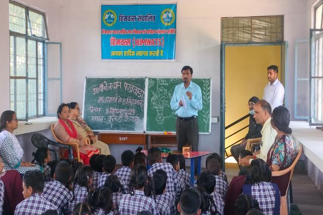 A talk during Netra Daan Pakwada, the eye-donation fortnight, the speaker standing before the blackboard.