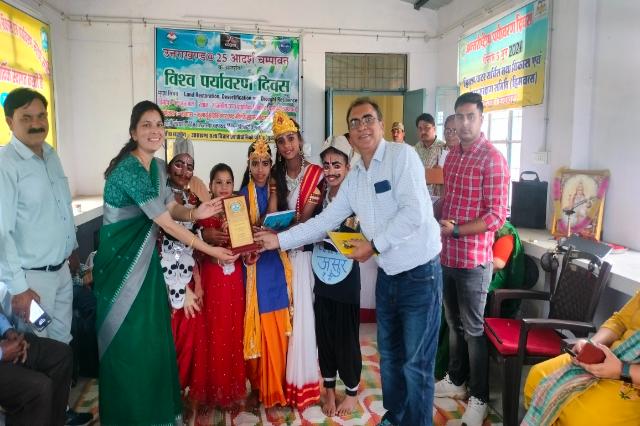 A prize being handed over at the World Environment Day ceremony.