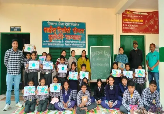 Schoolchildren holding up their Earth Day drawings, beneath a Hindi sign reading Science Resource Centre Kulethi and an Atal Tinkering Labs banner.